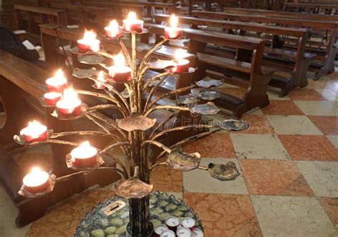 Processione con candele accese in chiesa