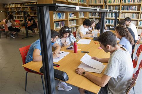 Foto di un'aula studio moderna e luminosa con studenti concentrati