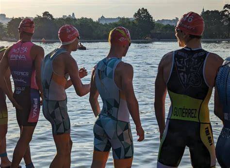Immagine di Raffaello Fossati durante il triathlon o foto di gruppo dei volontari Unitalsi