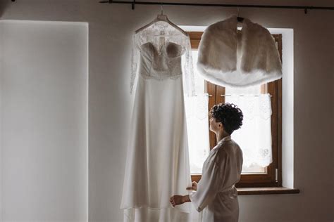 Illustrazione di un abito da sposa tradizionale appeso