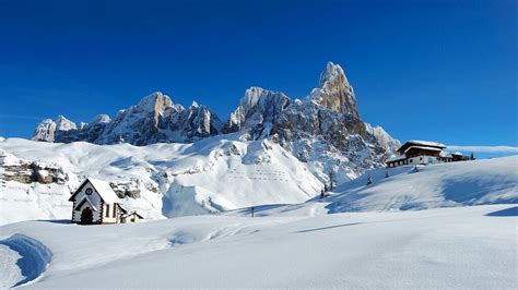 Panorama invernale delle Dolomiti di Brenta con piste da sci e paesaggio innevato