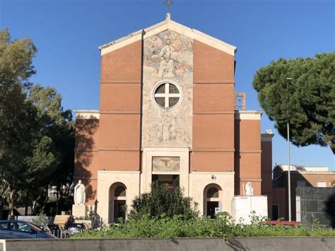 Foto della facciata esterna della Chiesa del Buon Pastore con il suo tetto a vela