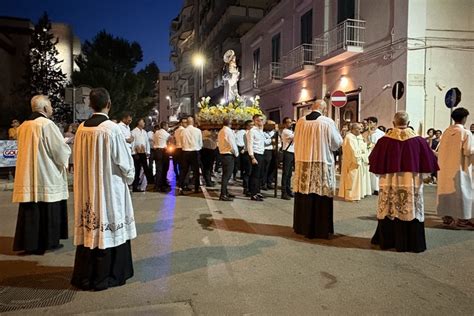 Interno della Chiesa del Buon Pastore, Barletta, con dettaglio su altare e lucernario
