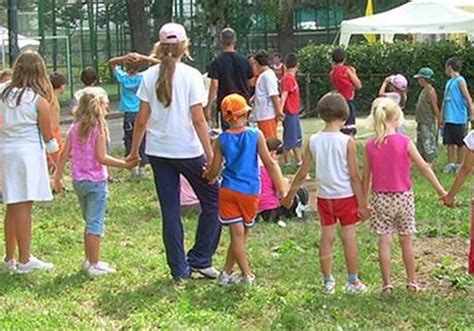 Bambini e ragazzi che partecipano attivamente alle attività del Grest estivo a Barletta