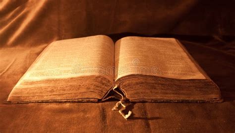 miniatura di un'antica Bibbia aperta con un raggio di luce che la illumina