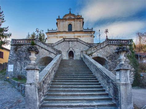 Veduta esterna della Chiesa di San Martino in Paravanico a Ceranesi, evidenziando l'architettura tipica ligure e la piazza circostante
