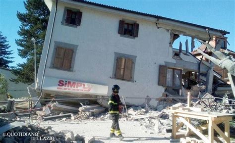 Foto storica del Santuario danneggiato da un terremoto