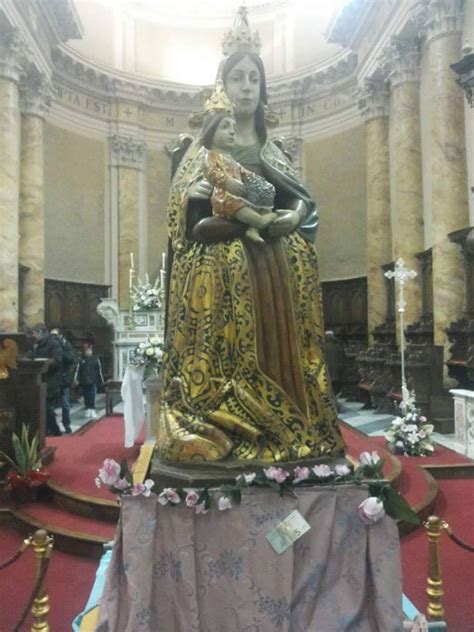 Foto ravvicinata della statua della Madonna della Serra con il Bambino