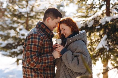 Un'immagine romantica con una coppia che si scambia un biglietto d'auguri, evocando un'atmosfera di amore e celebrazione.