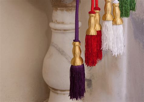 cingolo viola con frangia viola e rifinitura in oro