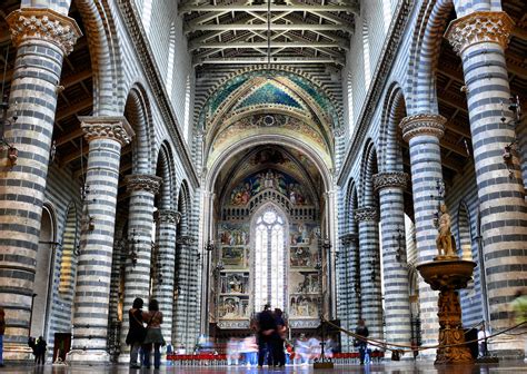 Interno del Duomo di Orvieto con bicromia