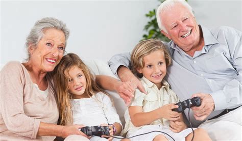 Infografica sulla solidarietà intergenerazionale e il dialogo tra nonni e nipoti