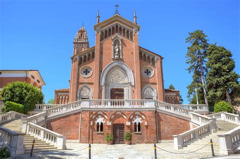 Veduta esterna della facciata della Chiesa della Madonna della Neve a Monforte d'Alba con la sua scalinata