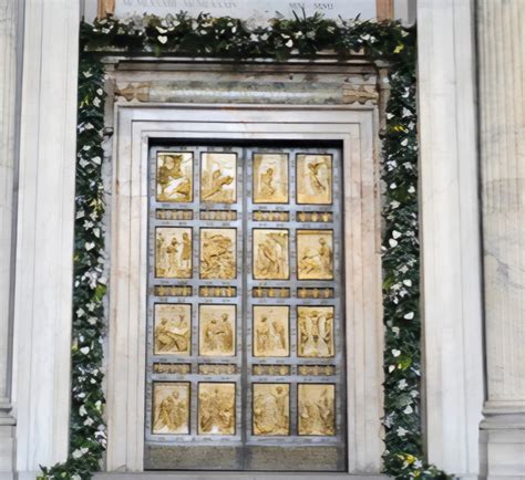 Immagine simbolica della Porta Santa durante un Giubileo o del gesto della misericordia
