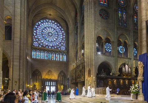 Interno maestoso della Cattedrale di Notre-Dame con le sue navate