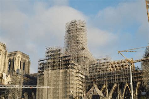 Artigiani al lavoro nel cantiere di restauro di Notre-Dame