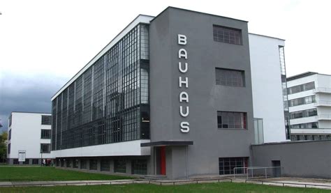 Edificio del Bauhaus a Weimar, con la sua caratteristica architettura modernista
