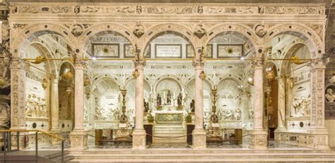 Foto della Cappella del Santo Calice, con l'altare in alabastro