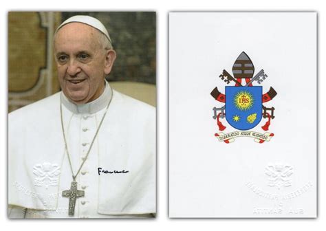 Ritratto di Papa Francesco che firma un documento, con sfondo della Basilica di Loreto