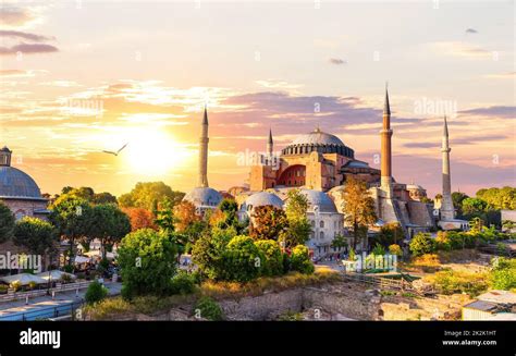 Foto tematica di Santa Sofia al tramonto o con una vista grandangolare che ne evidenzi la maestosità