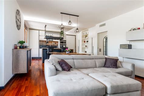 Piantina appartamento moderno con zona giorno open space e balcone