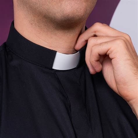 Sacerdote che indossa una camicia clergy con collarino