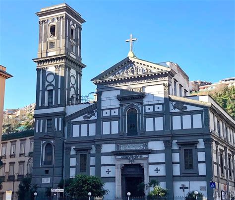 Veduta esterna della Basilica di Santa Maria di Piedigrotta a Napoli