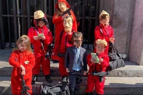 Manifestazione folcloristica con bambini in vestiti di carta a Napoli