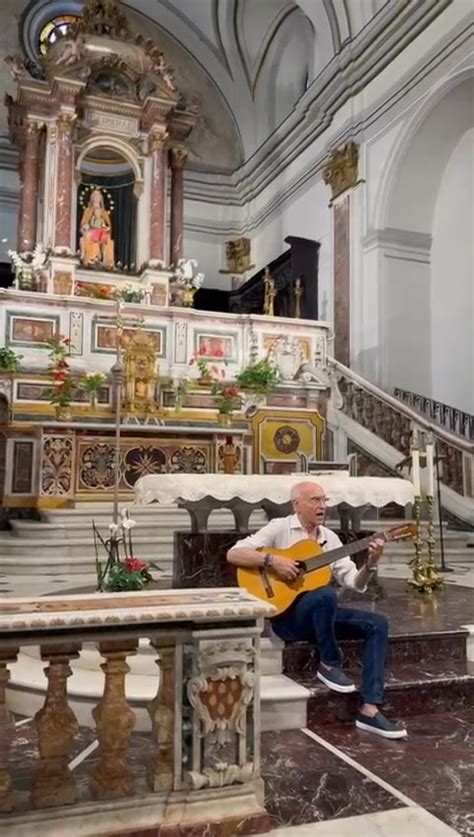 Benedetto Casillo sul palco della Serenata alla Madonna di Piedigrotta