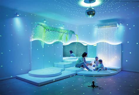 Foto di un ambiente multisensoriale con luci e arredi specifici per la stimolazione sensoriale
