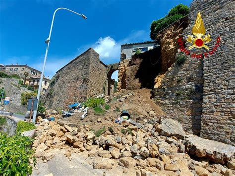 illustrazione di mura antiche che crollano, con una luce divina che irrompe tra le macerie