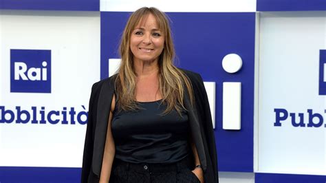 Ritratto fotografico di Camila Raznovich durante l'intervista nel salotto de La Confessione