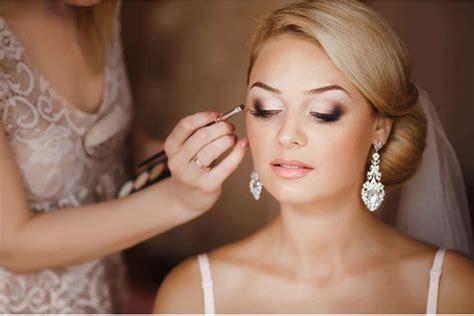 Trucco da sposa in fase di realizzazione