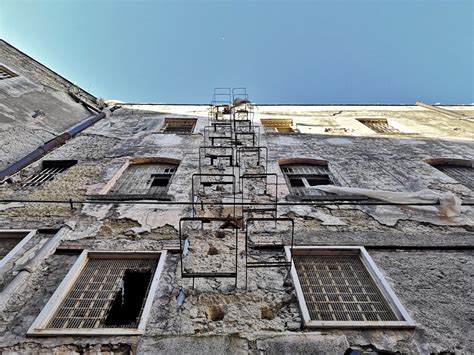 Interno dell'ex OPG di Sant'Eframo a Napoli con corridoi e celle