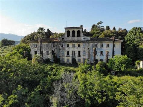 Vista aerea o esterna delle Ville Sbertoli a Pistoia in stato di abbandono