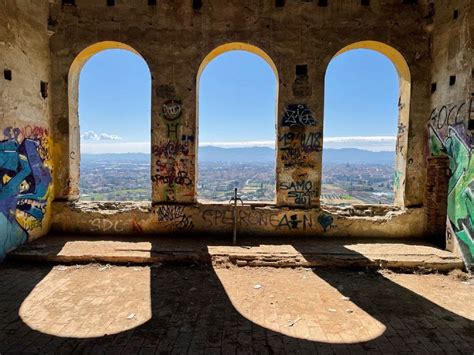Interno di una delle Ville Sbertoli abbandonate con segni del passaggio dei pazienti o visitatori