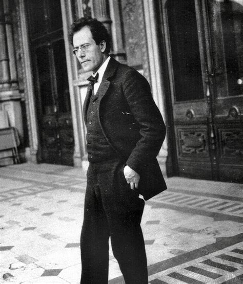 Gustav Mahler in primo piano, con una partitura in mano, e uno sfondo che evoca un'orchestra sinfonica