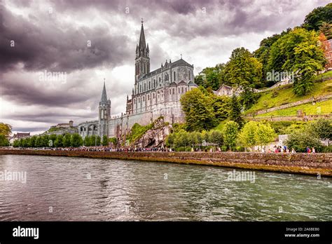 Veduta aerea del Santuario di Lourdes e della città circostante