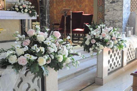 Foto di addobbi floreali semplici per l'altare o banchi della chiesa