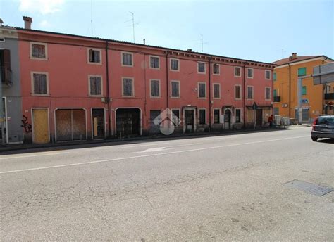 Foto di un tipico edificio residenziale in Via Santa Lucia, Sesto San Giovanni