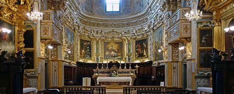 Ritratto di Don Mimmo Geraci con sfondo della chiesa di Santa Lucia