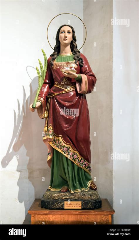 Icona o statua di Santa Lucia con i simboli del martirio e della luce, all'interno della chiesa parrocchiale
