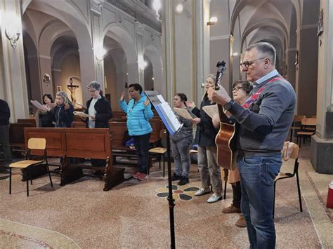 Gruppo di persone che cantano in un incontro di preghiera RNS