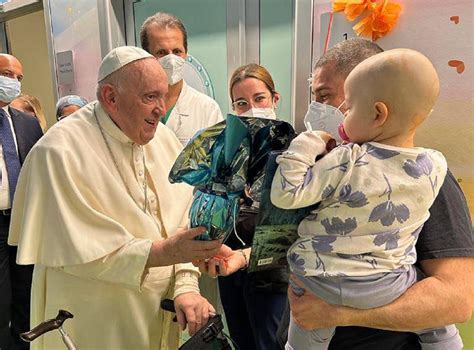 Sacerdote che offre consolazione ai malati in ospedale