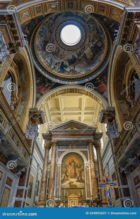 Interno del Santuario con dettagli dell'altare e della cupola