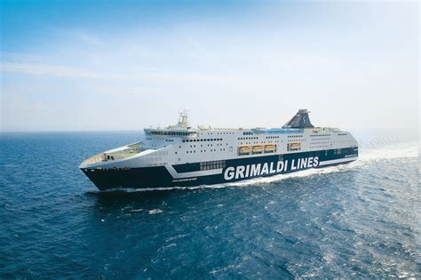 Nave Cruise Barcelona di Grimaldi Lines in navigazione
