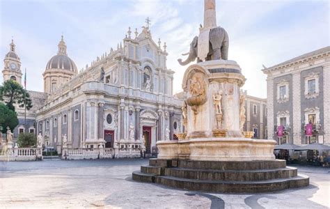 Piazza della Basilica del Rosario con la statua dell'Incoronata