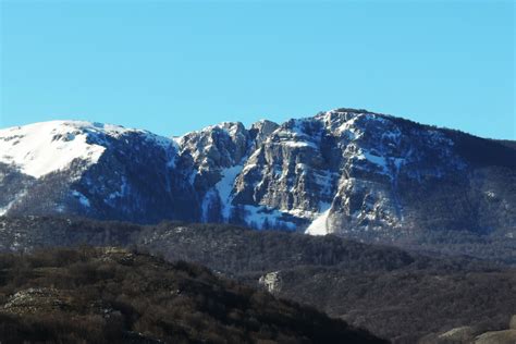 Foto panoramica del Monte Cervati con il santuario in lontananza