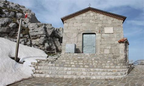 Foto esterna del Santuario della Madonna della Neve sul Monte Cervati