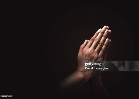 Immagine simbolica delle ceneri o mani in preghiera